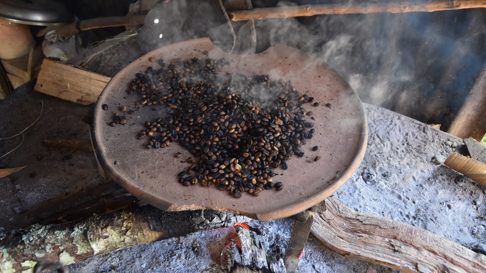 Kaffee über Feuer geröstet